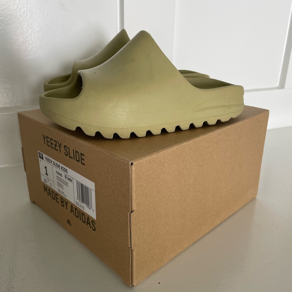Kids Yeezy Slides - size 1